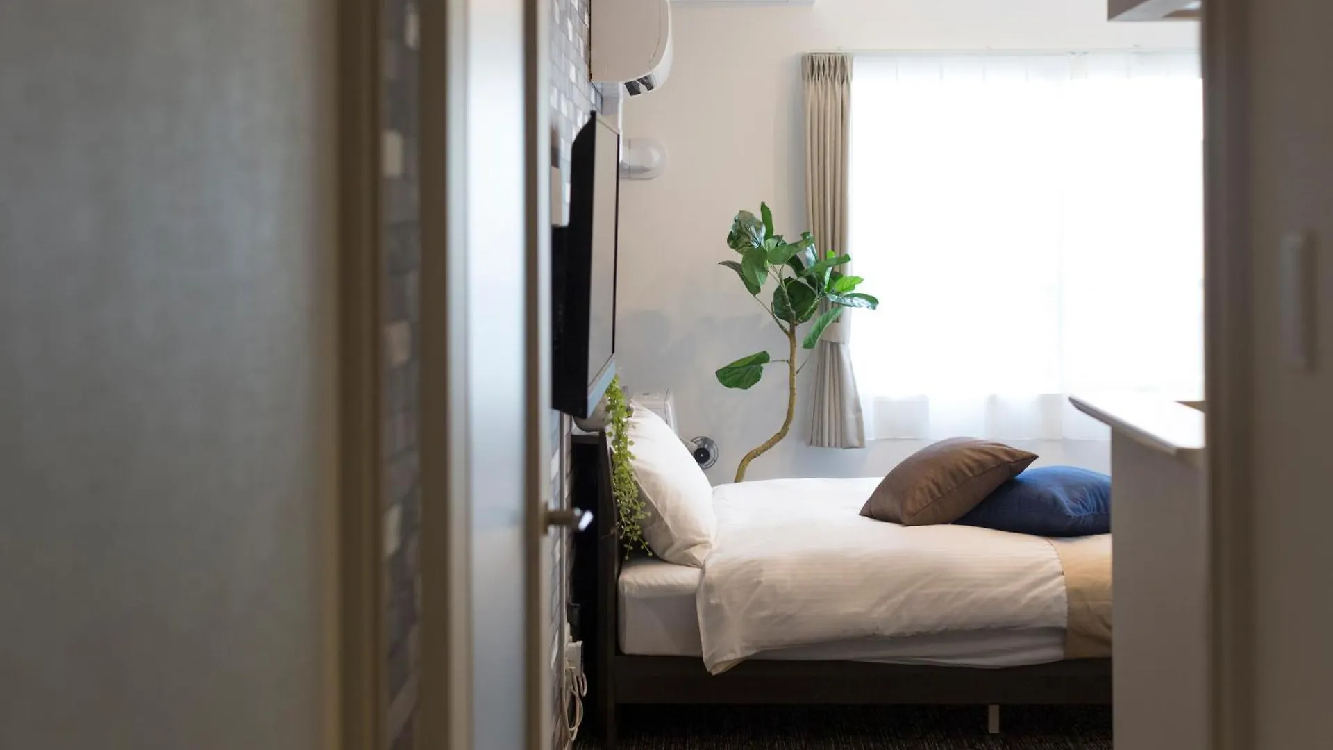 Hotel One\'S Residence contacts